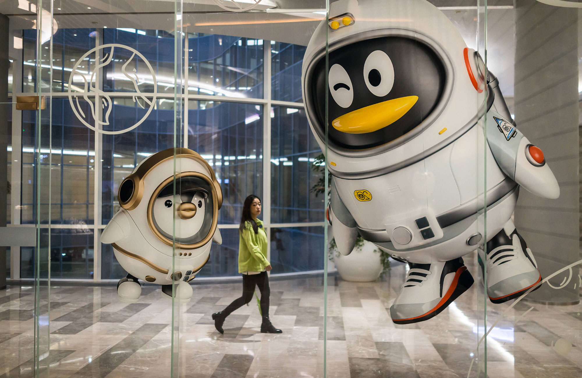 Schweben auf „Wolke sieben“: Tencent-QQ-Maskottchen im Hauptquartier des Internetkonzerns in Peking. Tencent schaffte es in diesem Jahr auf Rang sieben der Markenwertstudie BrandZ. Foto: imago images / VCG