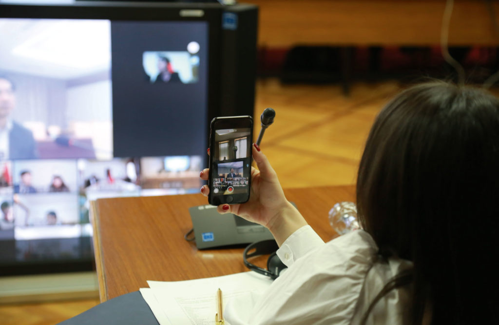 In Onlinemeetings verlagert sich das Schwergewicht der Kommunikation fast vollständig auf die sprachlichen Fertigkeiten der Teilnehmer. 
Foto: imago images / Xinhua (Shi Zhongyu)