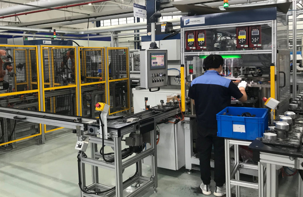 Produktion von elektrischen Vakuumpumpen bei Pierburg Huayu Pump Technology in Shanghai. Die Pumpen werden in Plug-in-Hybridfahrzeugen verbaut; sie können aber auch in vollelektrischen Fahrzeugen und in konventionellen Antrieben eingesetzt werden. Foto: Rheinmetall Automotive