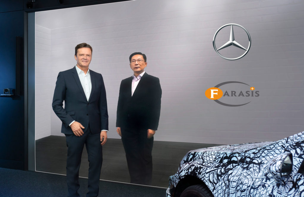 Digitaler Vertragsabschluss in Zeiten von COVID-19: Mercedes-Benz verkündet strategische Partnerschaft und Beteiligung an Batteriezellenhersteller Farasis Energy (Ganzhou) Co., Ltd.; Markus Schäfer, Mitglied des Vorstands der Daimler AG und Mercedes-Benz AG – verantwortlich für Daimler Konzernforschung und Mercedes-Benz Cars COO (links) und Dr. Yu Wang, Gründer und CEO Farasis Energy (Ganzhou) Co., Ltd. (rechts). Foto: Mercedes-Benz