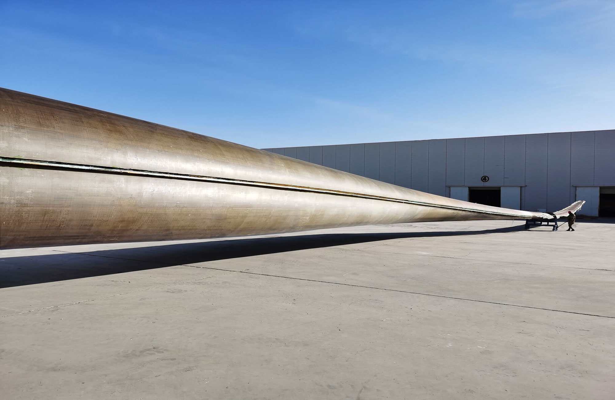 Covestro, Goldwind und LZ Blades haben zusammen das weltweit erste 64,2 Meter lange Rotorblatt für Windkraftanlagen hergestellt, das vollständig aus Polyurethan besteht. Foto: Covestro