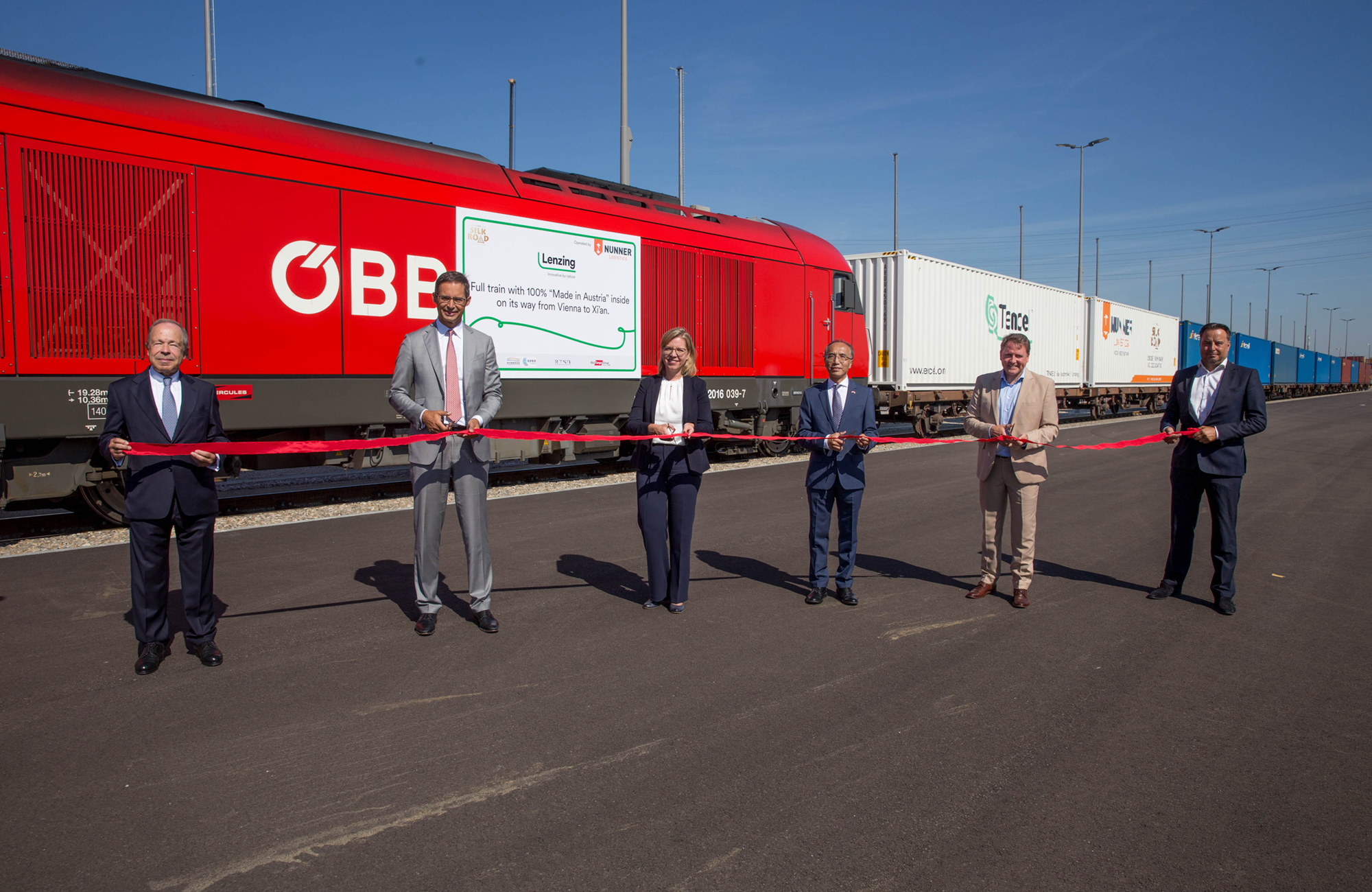 Verabschiedung in Wien: Von Links nach Rechts: Erich Hampel, Vorstandsvorsitzender der B&C Privatstiftung; Stefan Doboczky, Vorstandsvorsitzender der Lenzing Gruppe; Leonore Gewessler, Bundesministerin für Klimaschutz, Umwelt, Energie, Mobilität, Innovation und Technologie; seine Exzellenz Xiaosi Li, Botschafter der Volksrepublik China in Österreich; Thomas Kargl, Vertriebsvorstand ÖBB Rail Cargo Group; Erwin Cootjans, CEO Nunner Logistics. Foto: Lenzing AG / Scheiblecker