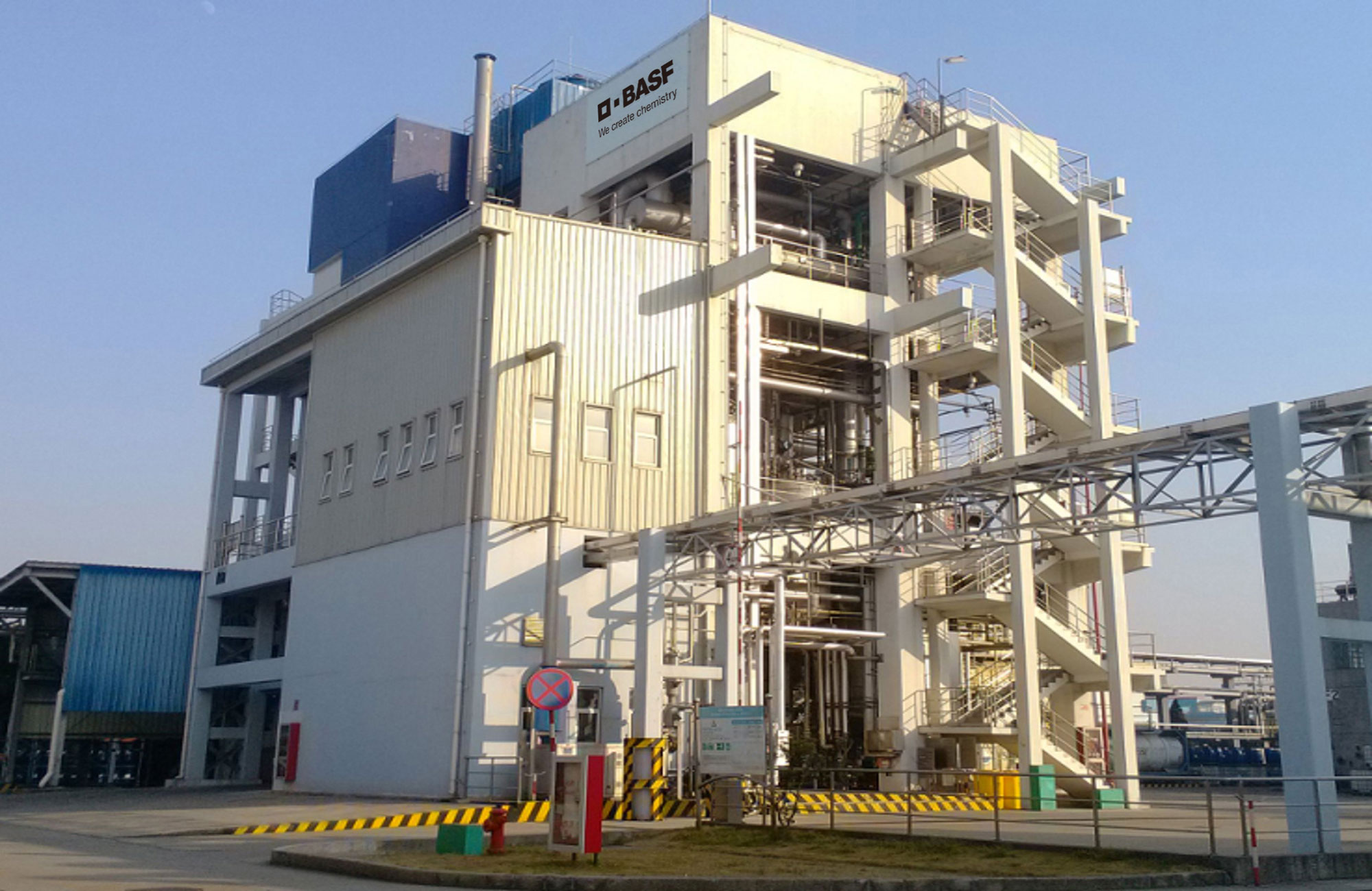 BASF wird die Produktionskapazität für synthetische Ester-Basisöle am Standort Jinshan in China nahezu verdoppeln. Foto: BASF