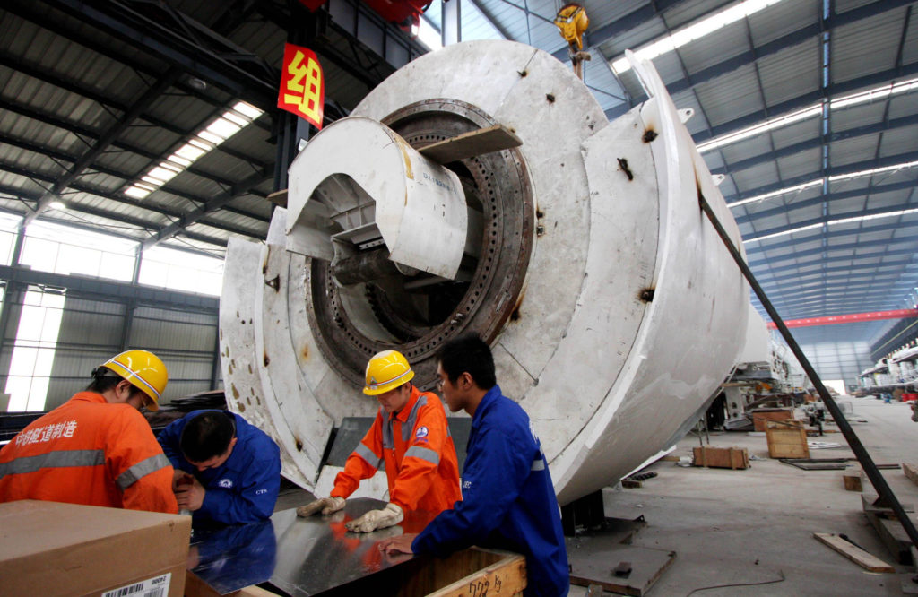 Techniker bei der Montage einer Tunnelbohrmaschine. Deutsche Maschinen- und Anlagenbauer stoßen in China verstärkt auf lokale Wettbewerber, die sich insbesondere über eine aggressive Preispolitik Aufträge sichern können. Foto:  Imago-Bilder / Xinhua (Chen Shichuan)