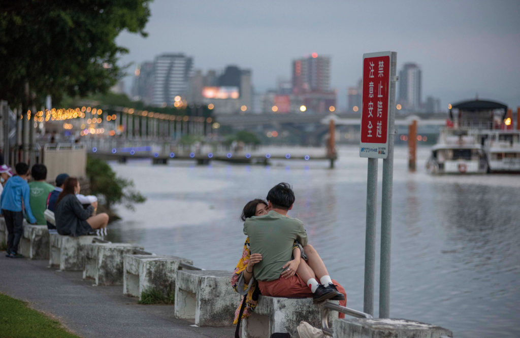 Abenddämmerung am Ufer des Tamsui-Flusses in Taipei.Taiwans transparenter Umgang mit der Pandemie erhielt viel Lob. / imago images / ZUMA Wire (Brennan Connor)