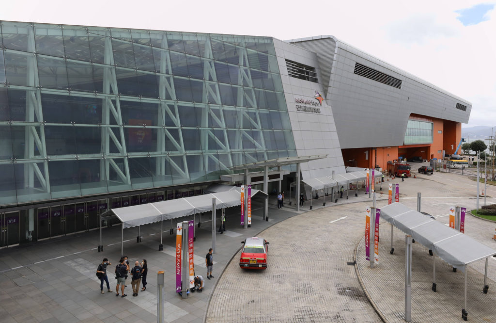 Die AsiaWorld-Expo in Chek Lap Kok auf Lantau steht für Großveranstaltungen bereit. Am 1. August 2020 wurde dort eine Medientour organisiert. Foto: imago Bilder / ZUMA Wire (Dickson Lee)