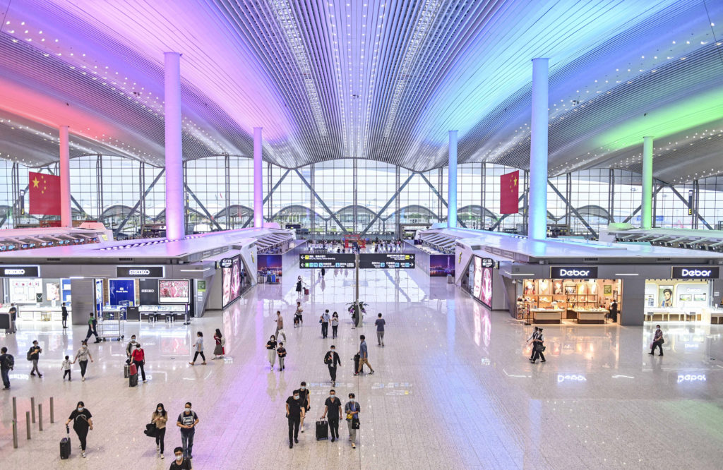 Kurz vor Beginn der „Goldenen Woche“ anlässlich des Nationalfeiertags hat China die Einreisemodalitäten für Ausländer etwas gelockert. Im Bild: die mit chinesischen Flaggen geschmückte Abflughalle am Guangzhou Baiyun International Airport (1. Oktober 2020). Foto: imago images / VCG

