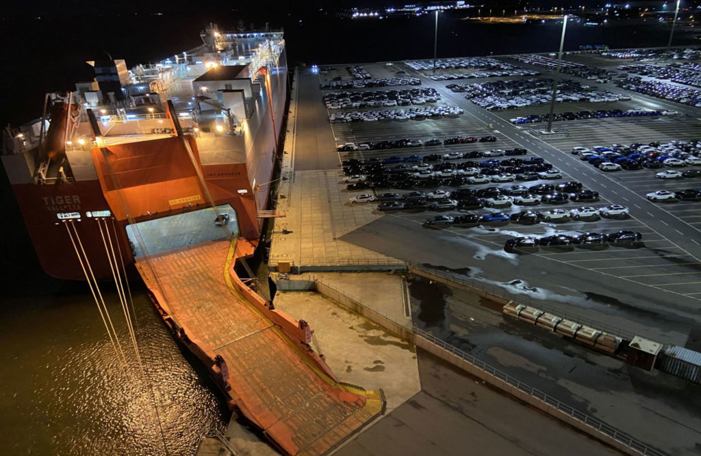 Das Deep-Sea-RoRo-Schiff „Tiger“ am Cuxport-Terminal. Foto: Cuxport GmbH