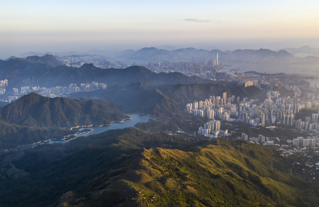 Blick vom Tai Mo Shan auf Hongkong – der Tourismus ist ein wichtiges Standbein der Sonderverwaltungsregion. Foto: © Tugo Cheng