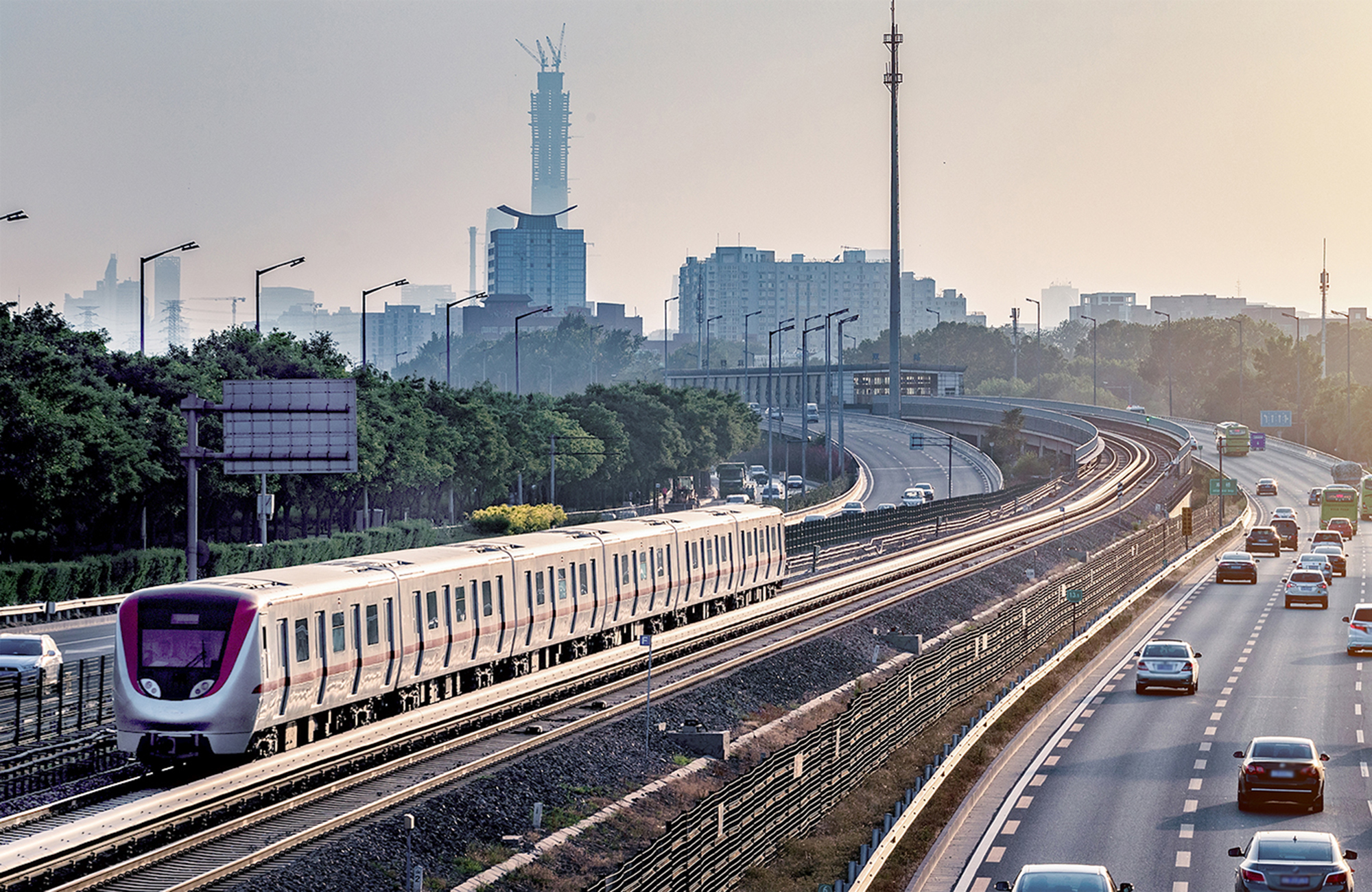 Knorr-Bremse und der chinesische Schienenfahrzeugbauer CRRC haben einen Großauftrag über Brems-, Einstiegs- und Klimasysteme für die U-Bahn von Peking abgeschlossen (hier ein Symbolbild eines Zuges der Pekinger Metro). | Foto: © DuKai photographer / Getty