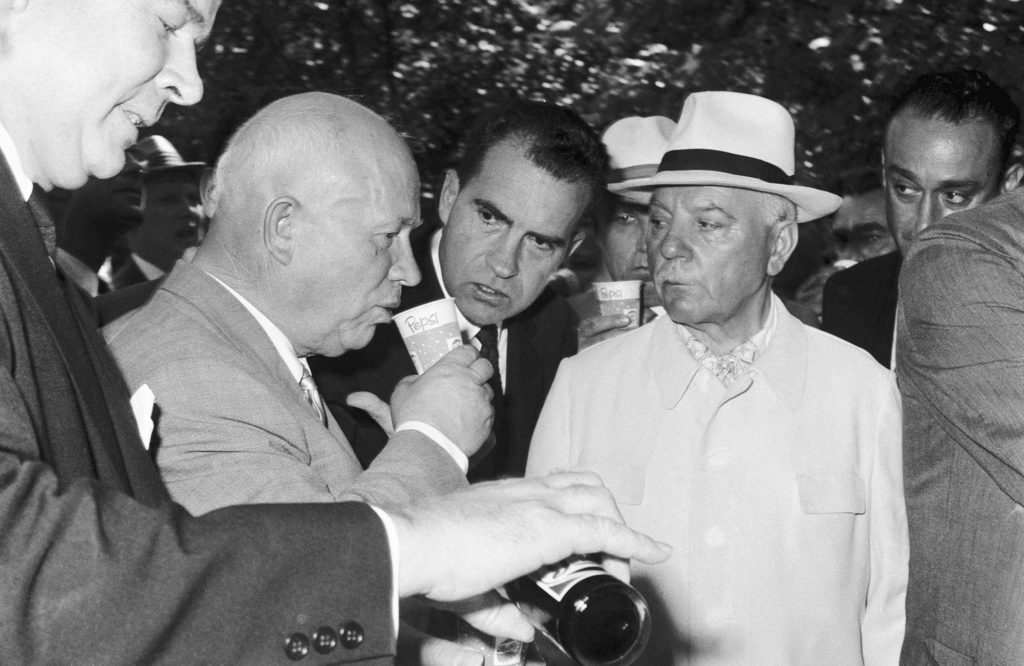 Moskau, Georgia, USA - PepsiCos Don Kendall schenkt Premier Nikita Chruschtschow auf der amerikanischen Nationalausstellung in Moskau 1959 eine weitere Pepsi ein, während US-Vizepräsident Richard Nixon zuschaut