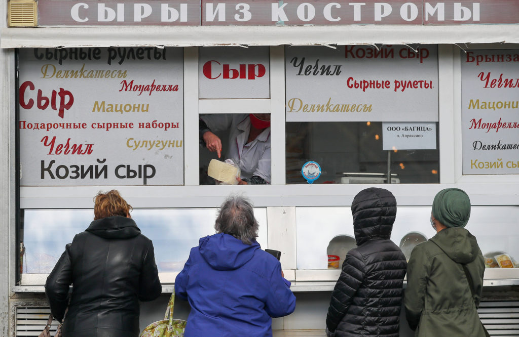 IWANOWO, RUSSLAND, Kunden an einem Kiosk mit Mozarella, Matzoon, Sulguni, Ziegenkäse und anderen