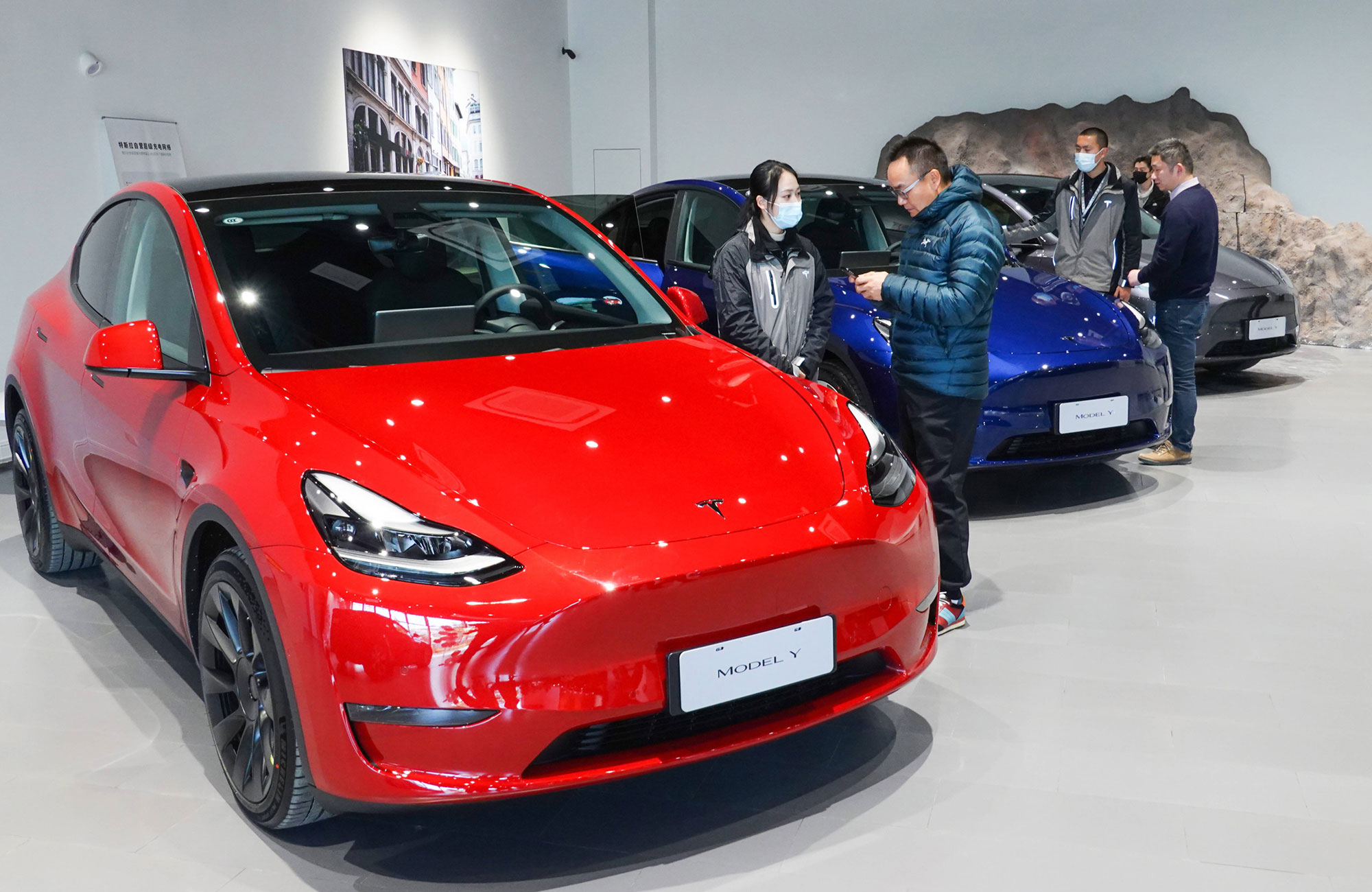 Tesla-Showroom in Shanghai (Foto vom 18. Januar 2021): Kunden interessieren sich hier für das Tesla-Model Y. Der kompakte SUV basiert auf dem Model 3 und wird in Teslas Gigafabrik in Shanghai gebaut. Foto: IMAGO / VCG