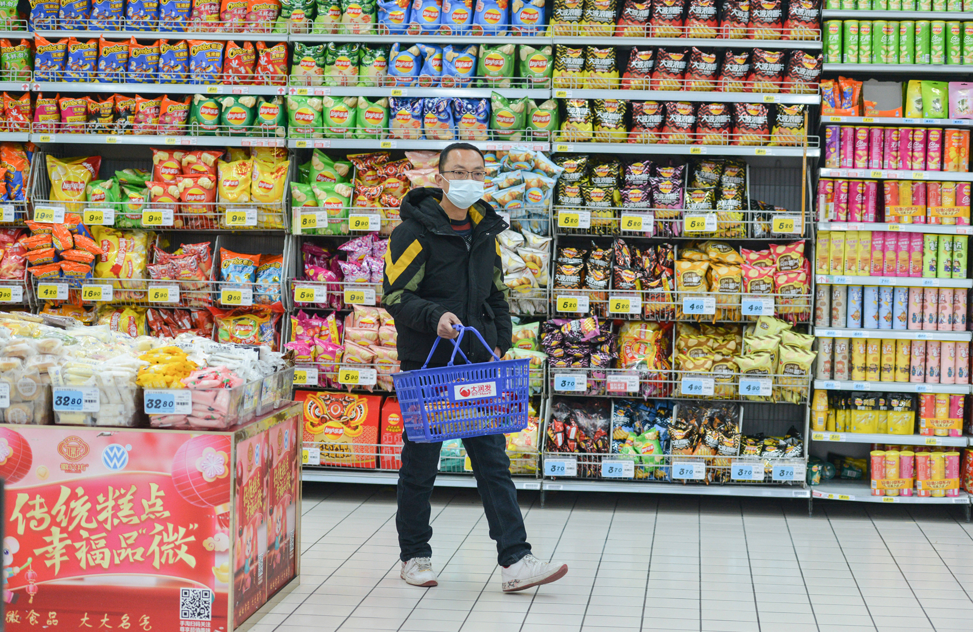 Kunde in einem rt-mart-Supermarkt in Fuyang (Provinz Anhui). Laut Angaben der chinesischen Statistikbehörde ist der Verbraucherpreisindex, der wichtigste Gradmesser für die Inflation, im Jahr 2020 um 2,5 Prozent gegenüber dem Vorjahr gestiegen. Foto: IMAGO / ZUMA Wiren (Sheldon Cooper)