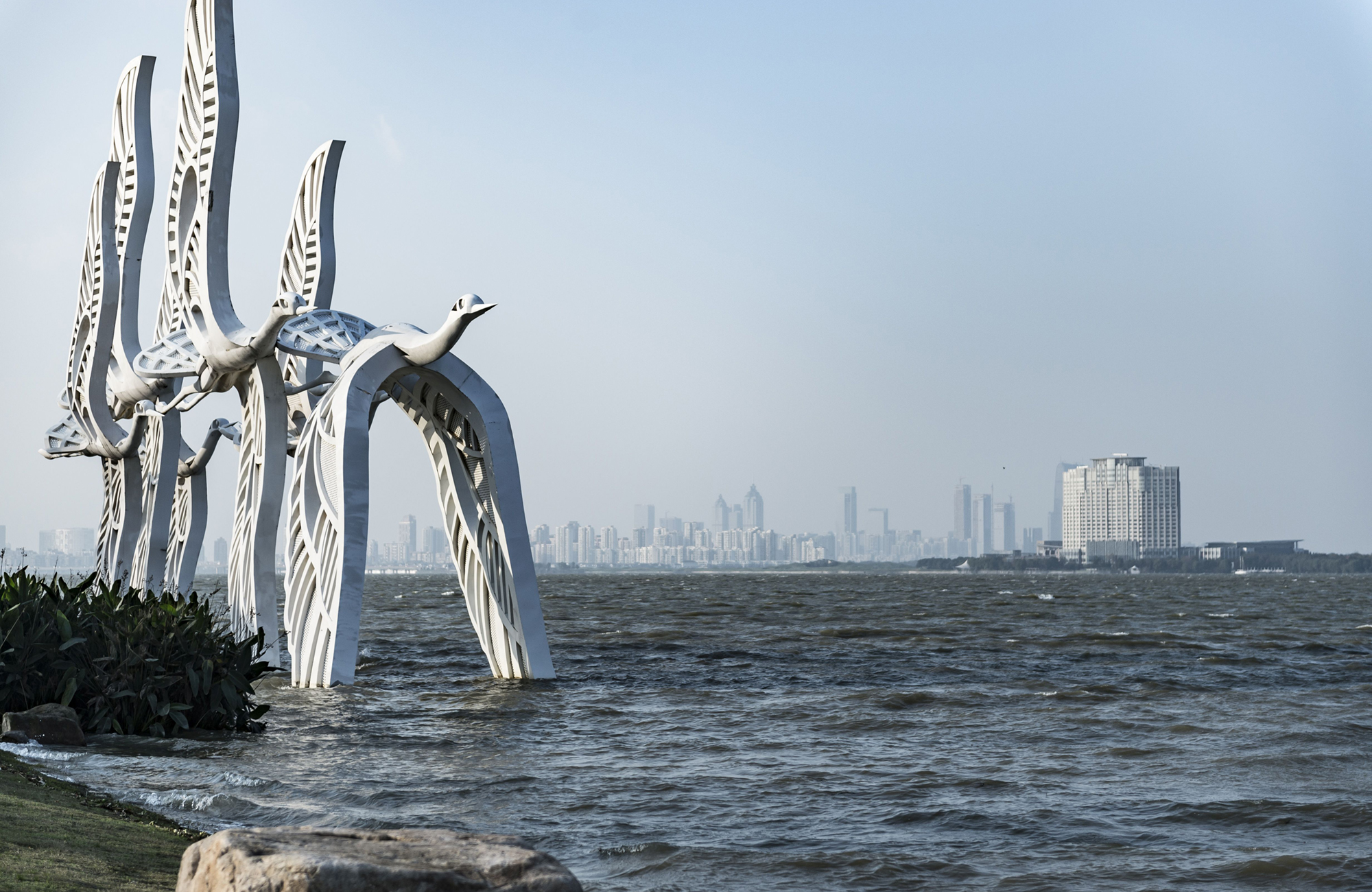 Statue im Dushu-Lake in Suzhou: Im Suzhou Industrial Park ist die Außenstelle des Karlsruher Instituts für Technologie ansässig, das derzeit das Kompetenzzentrum TRENT aufbaut. TRENT soll den Wissensaustausch und die Netzwerkarbeit zwischen Unternehmen, baden-württembergischen Hochschulen und chinesischen Partnern fördern. Foto: Markus Breig, KIT