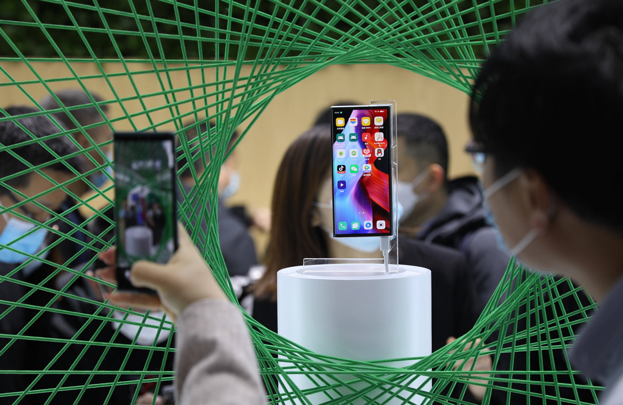 Besucher informieren sich über neueste OPPO-Smartphones auf dem Mobile World Congress (NWC), der im Februar 2021 in Shanghai stattfand. Das Technologieunternehmen Guangdong OPPO Mobile Telecommunications Corp. Ltd. ist seit 2019 in Düsseldorf ansässig. Foto: IMAGO / VCG