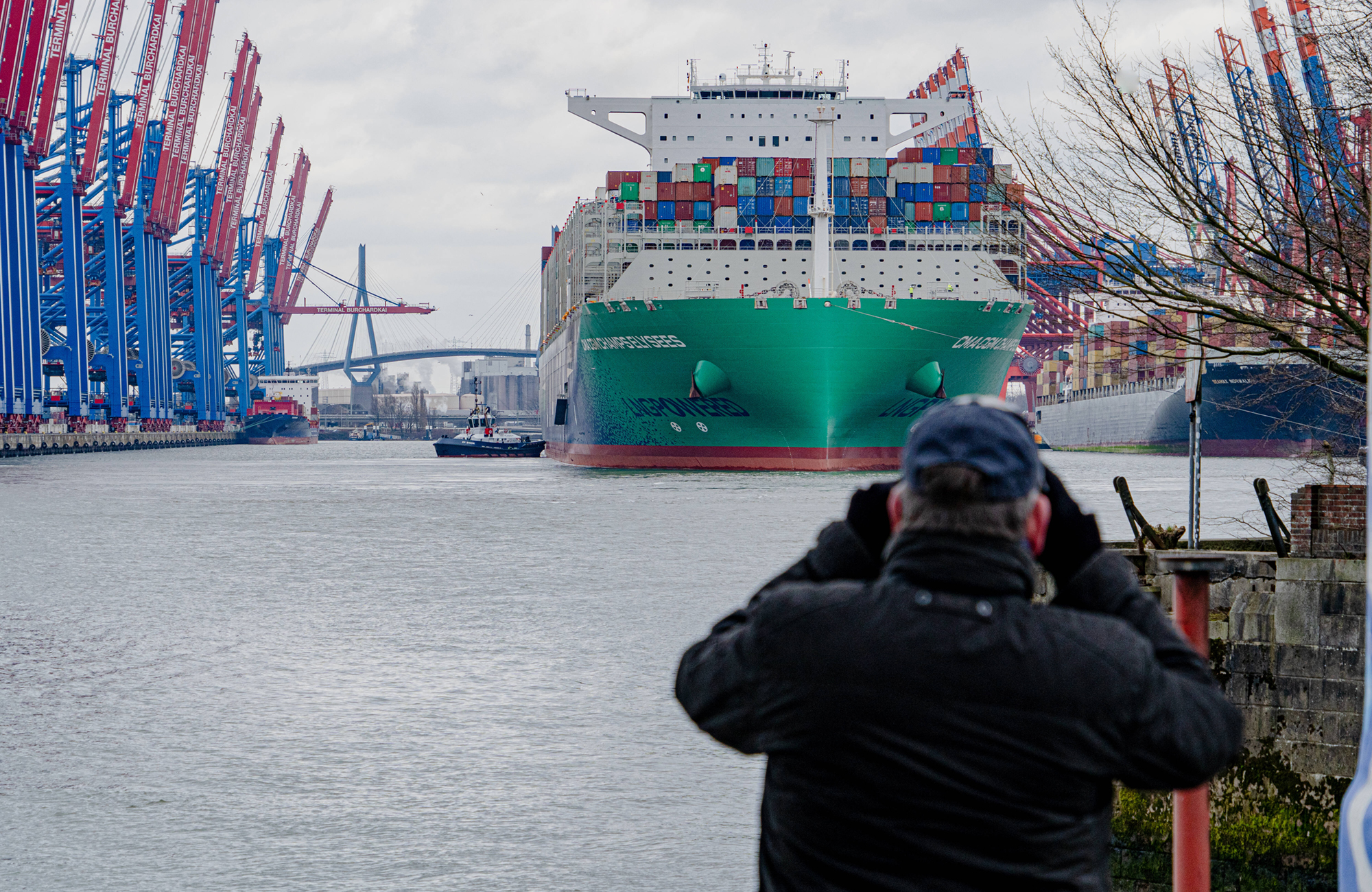 Die mit 399 Metern Länge zu den größten Containerschiffen der Welt gehörende CMA CGM Champs Elysees erreicht den Hamburger Hafen. Foto: IMAGO / Chris Emil Janßen