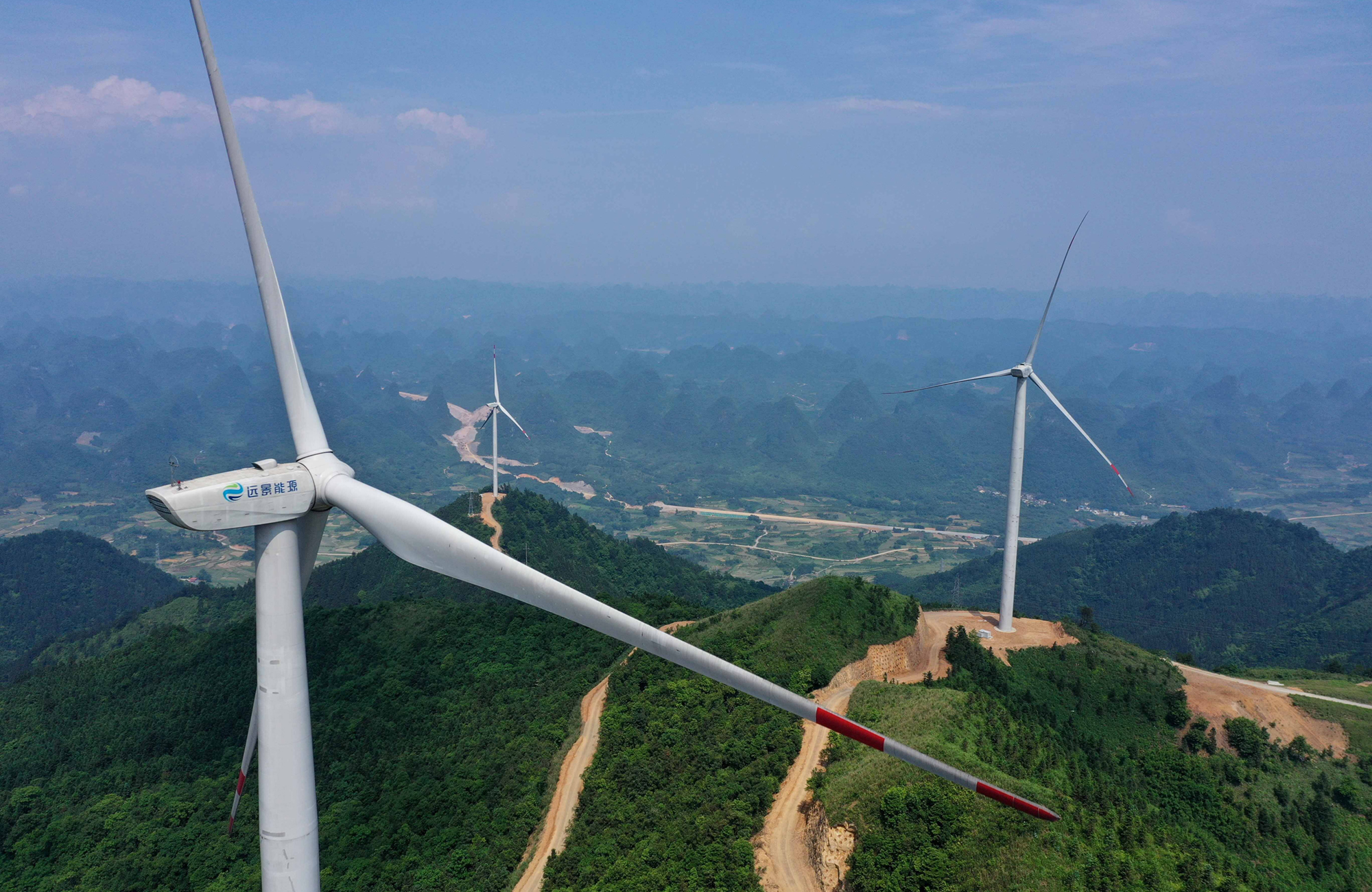 Insbesondere die Segmente Wind und Solar erzielten große Zuwächse beim Ausbau im Jahr 2020. Im Bild: Windturbinen in Dongqi/Liuzhou im Autonomen Gebiet Guangxi der Zhuang-Nationalität. Foto: IMAGO / VCG