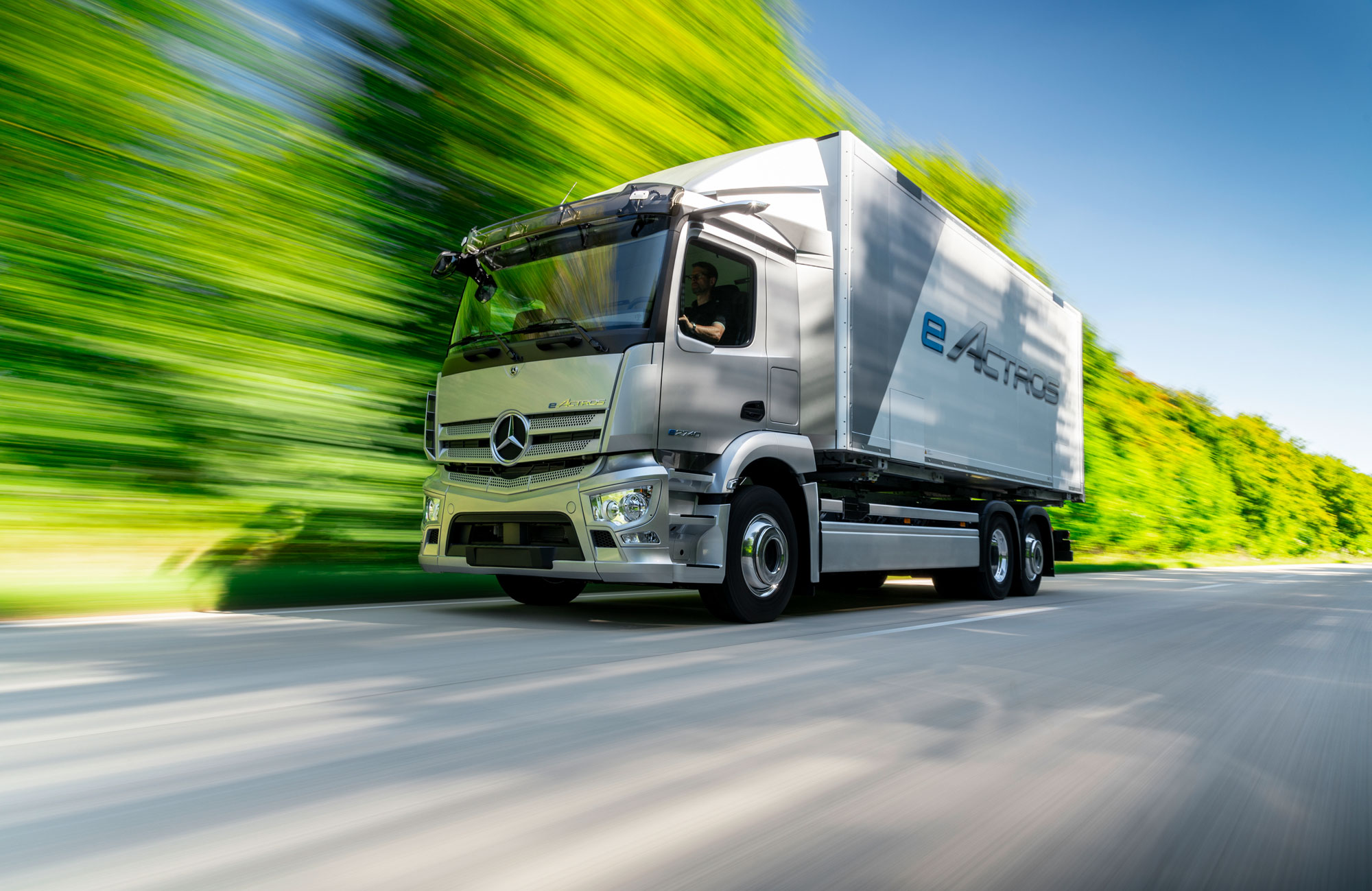 Die Daimler Truck AG und CATL haben 2019 eine weltweite Liefervereinbarung für Lithium-Ionen-Batteriezellenmodule für elektrische Serien-Lkw abgeschlossen. Im September 2020 kündigte die Daimler Truck AG den eActros LongHaul für den energieeffizienten Transport auf planbaren Fernverkehrsstrecken an. Seine Reichweite mit einer Batterieaufladung soll bei etwa 500 Kilometer liegen. Foto: Daimler AG