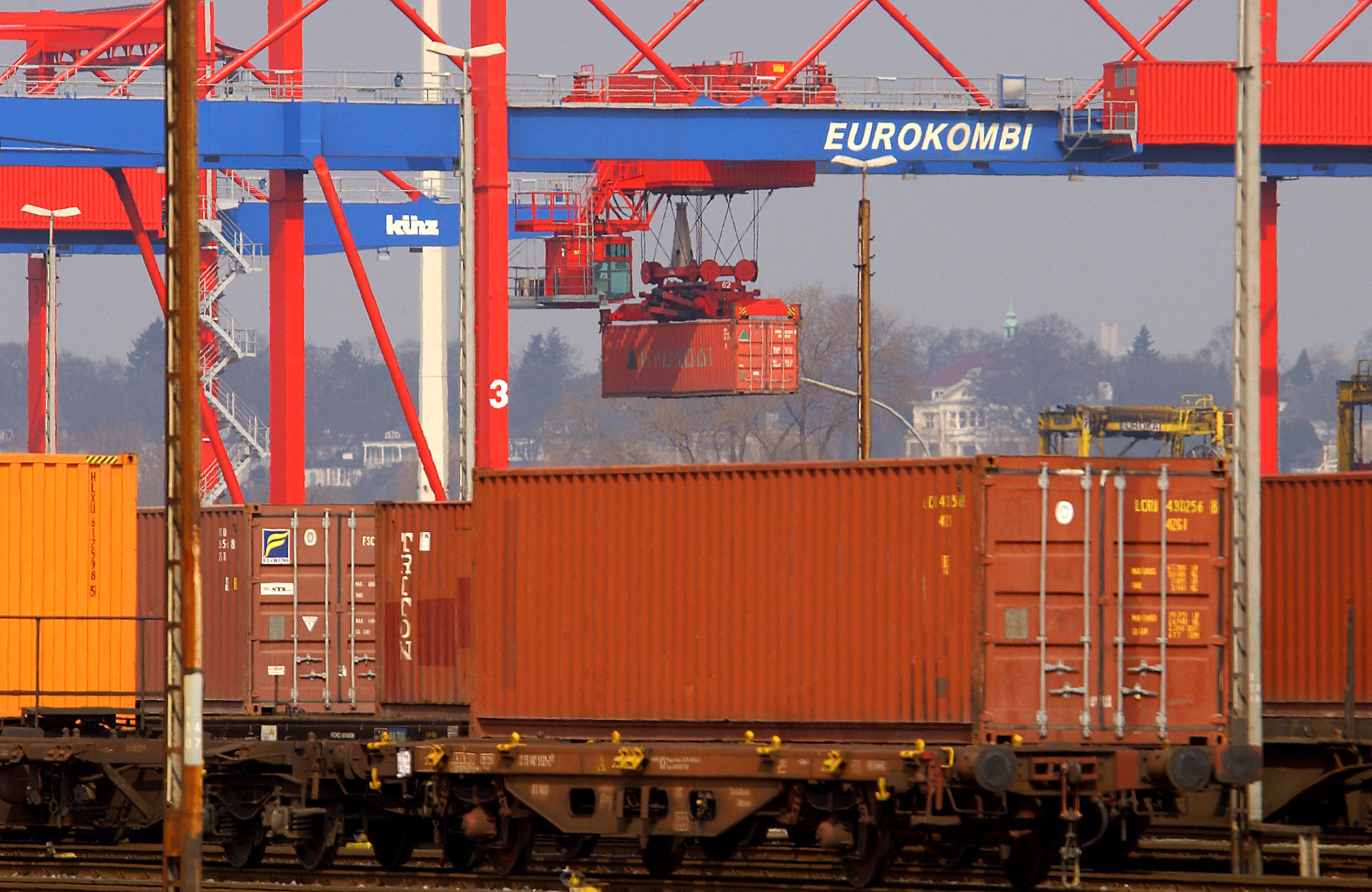 Die Verbindung zwischen Hamburg und Xuzhou wurde erfolgreich etabliert: Die Container mit Ziel Hamburg kommen am Eurokombi-Terminal an und werden dort umgeschlagen. Foto: Hafen Hamburg/Hasenpusch Productions