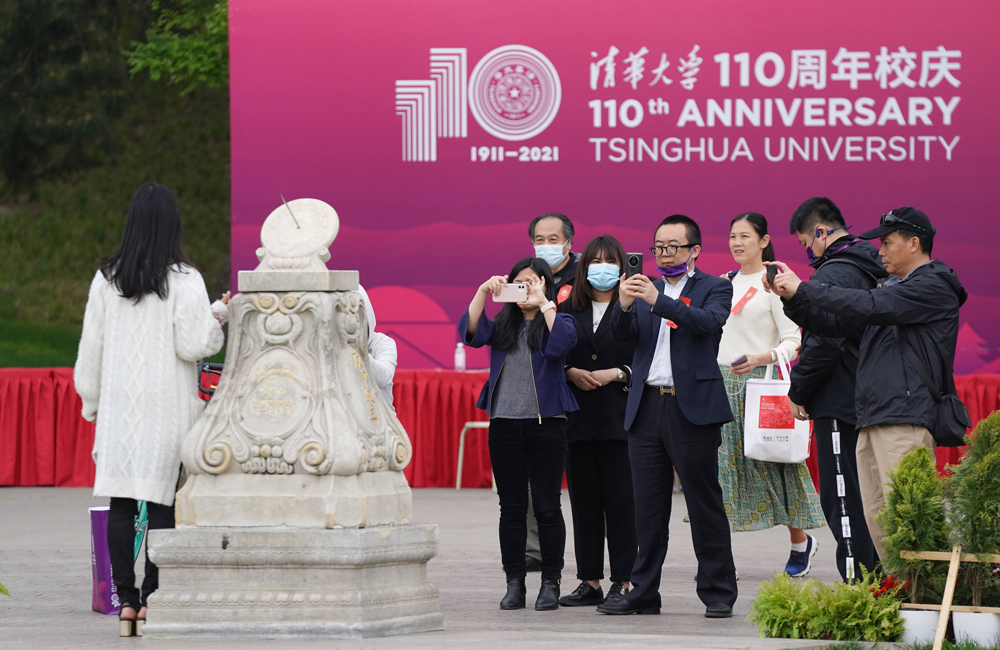 Absolventen der Tsinghua University in Peking machen Erinnerungsfotos. Die renommierte Universität feierte am 25. April ihr 110-jähriges Bestehen.Foto: IMAGO / Xinhua