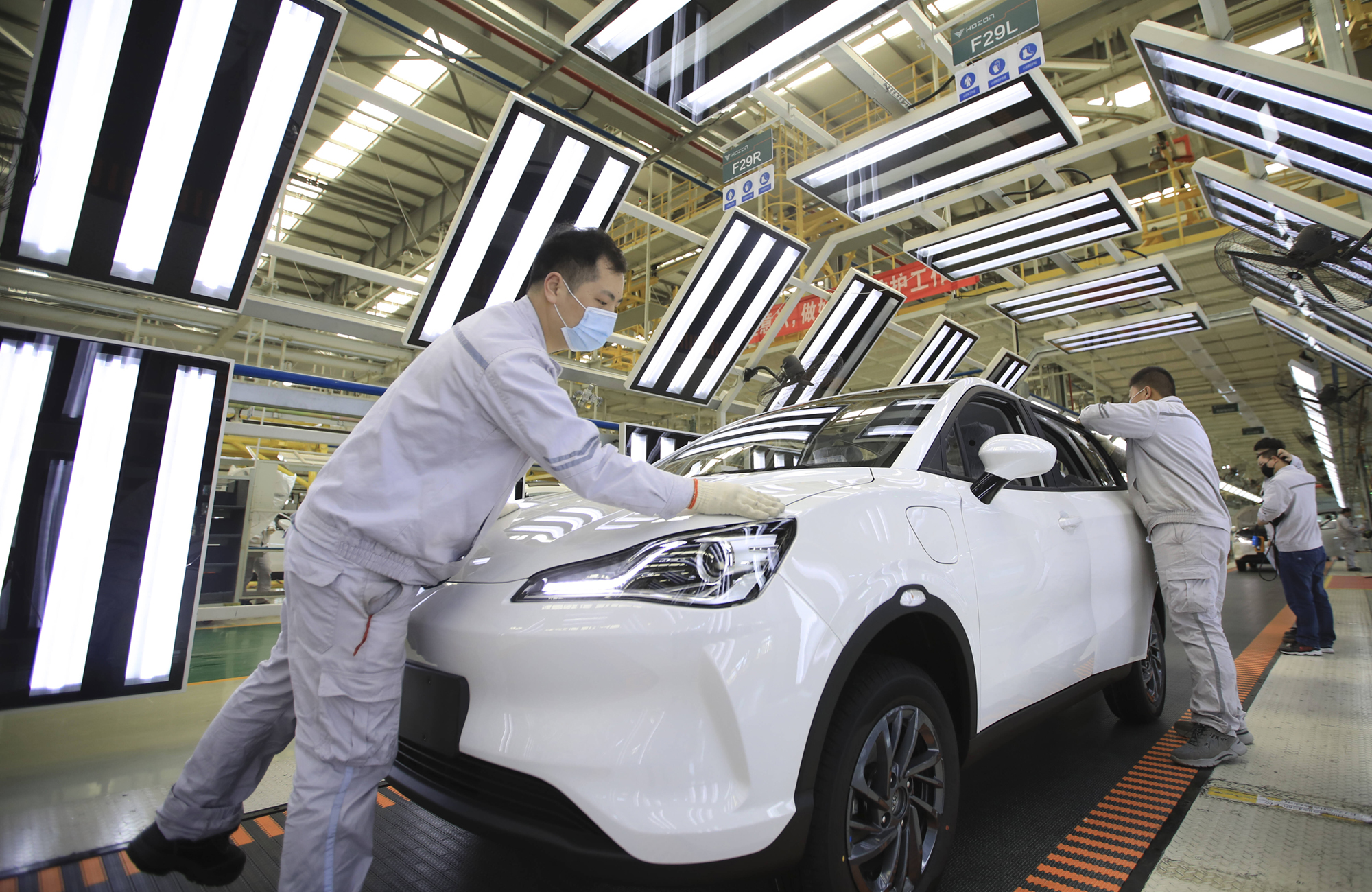 Mitarbeiter der Hozon New Energy Automobile Co., Ltd am Fließband: In seiner Fabrik in Jiaxing (Provinz Zhejiang) produziert das Unternehmen das Elektroauto Neta Foto: IMAGO / VCG