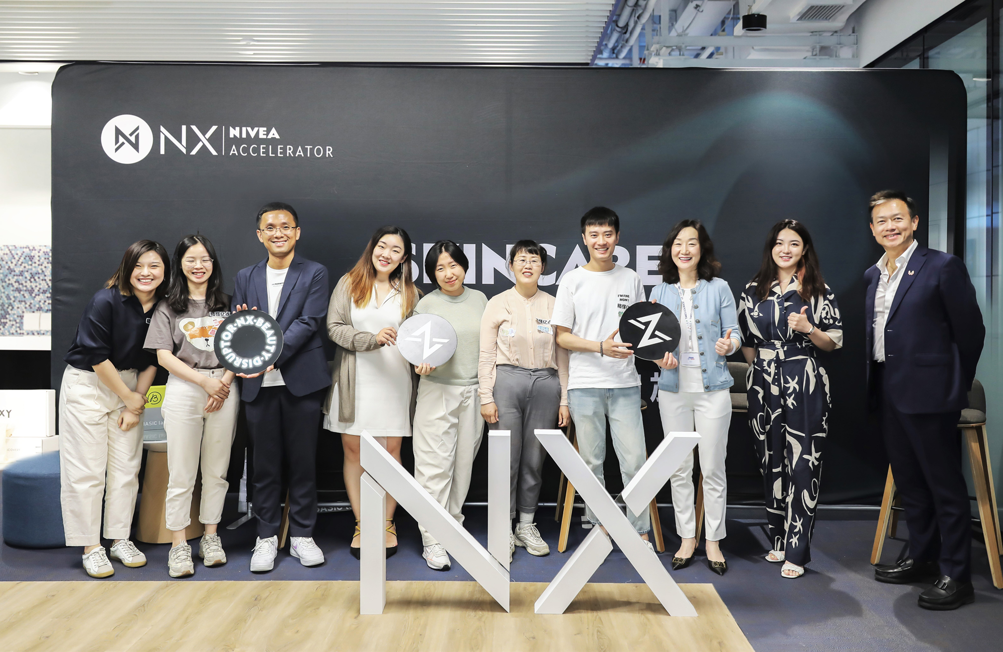 Mitte Juni ist die Entscheidung gefallen: Die Start-ups Lake Lab, BASIC Lab, 2XY, Turflan und MOJA sind Teil des NX NIVEA Accelerators in Shanghai. Beiersdorf sieht in der Vermarktung seiner Produkte über eCommerce-Plattformen einen wichtigen, markenübergreifenden Wachstumsmotor. Foto: Beiersdorf