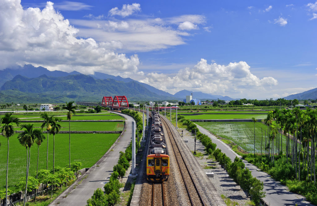 Das von der Taiwan Railways Administration verwaltete Schienennetz verbindet städtische mit ländlichen Regionen (hier: Eisenbahn in Yuli im Osten Taiwans). Die Modernisierungen sollen die Kapazität, Sicherheit und Effizienz des Bahnverkehrs erhöhen und das Fahrgasterlebnis verbessern. Foto: IMAGO / imagebroker