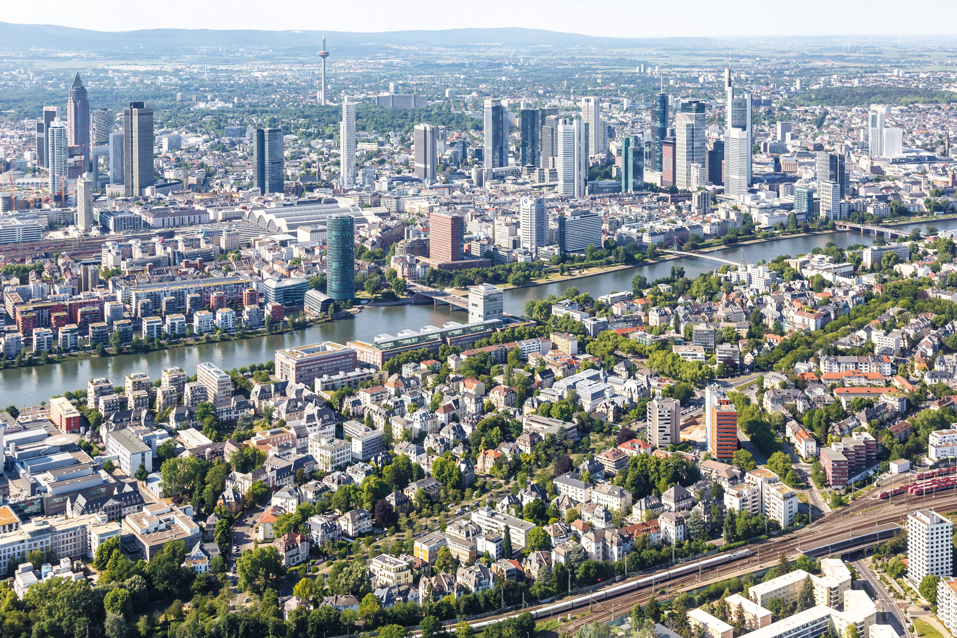 Die Region FrankfurtRheinMain ist bei chinesischen Investoren beliebt – hier ein Blick auf die Skyline von Frankfurt am Main. Foto: IMAGO / Aviation-Stock