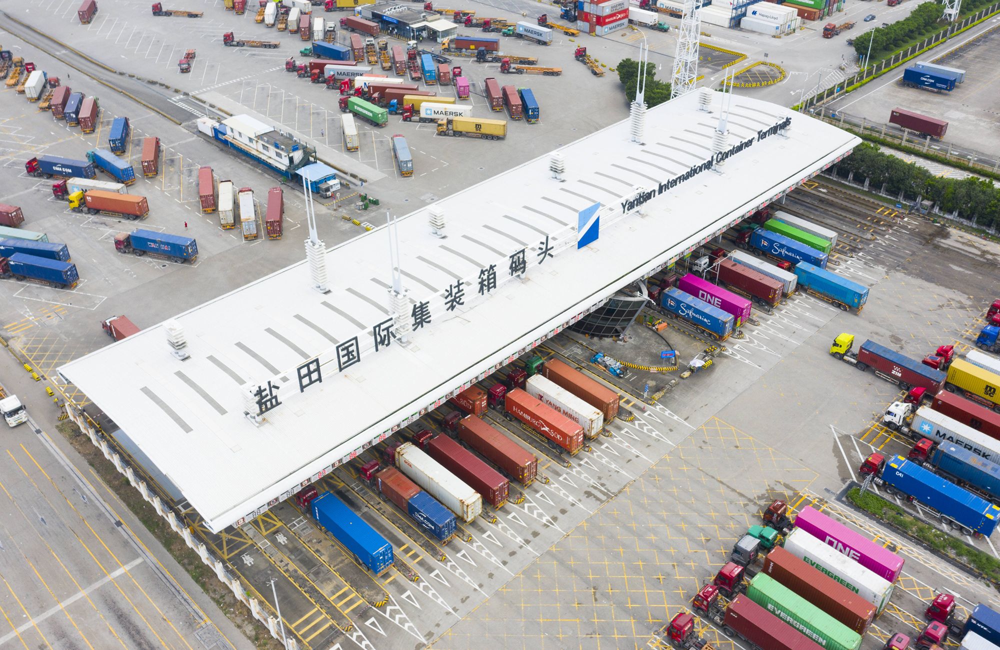 Yantian International Container Terminal (Shenzhen/Provinz Guangdong): Die Luftaufnahme vom 22. August 2020 zeigt gestapelte Container im YICT. Foto: IMAGO / VCG