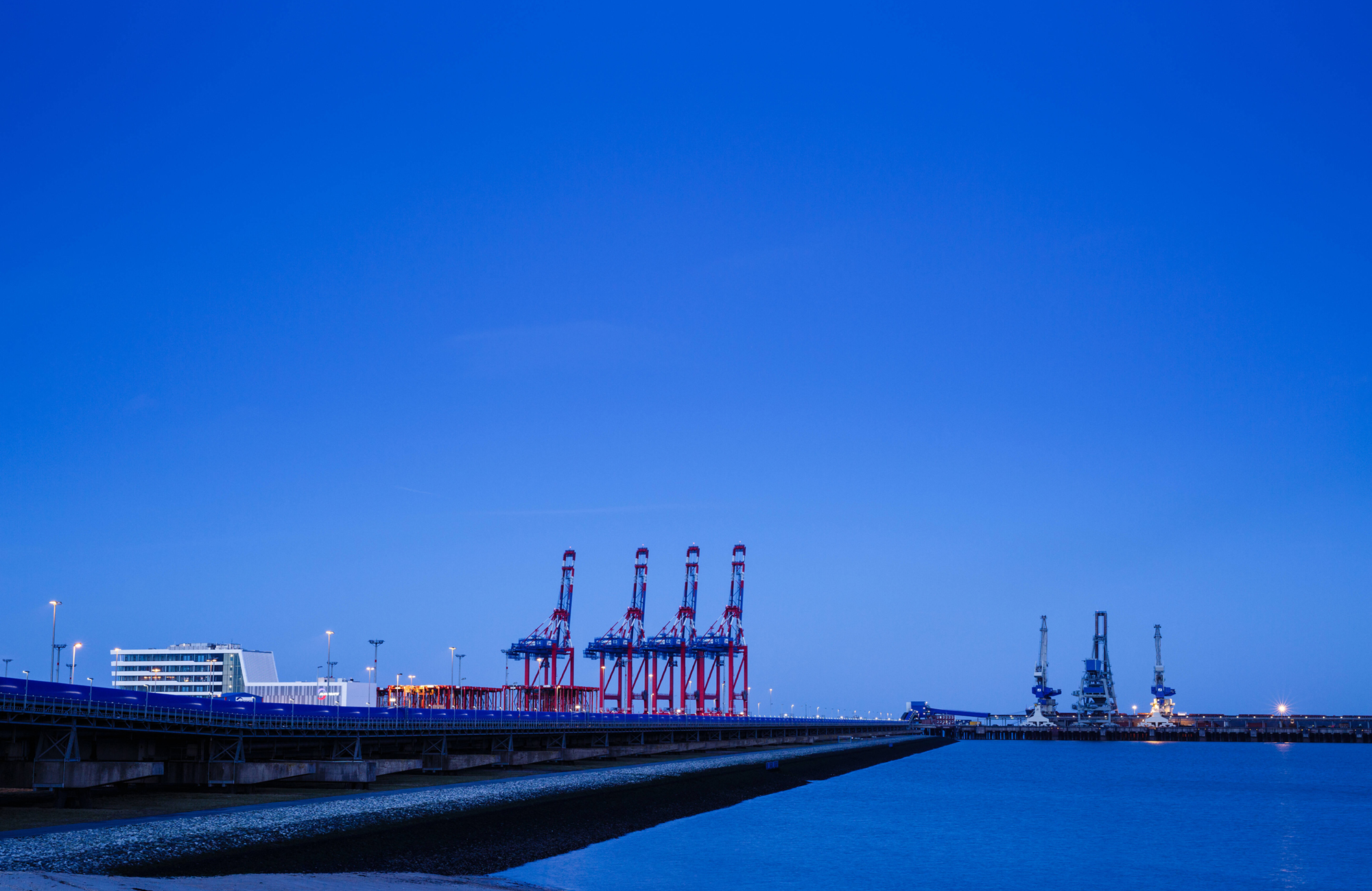 Die ersten zwei Direktzügeg aus China haben im Juli dieses Jahres den JadeWeserPort Wilhelmshaven erreicht. Foto: IMAGO / Shotshop