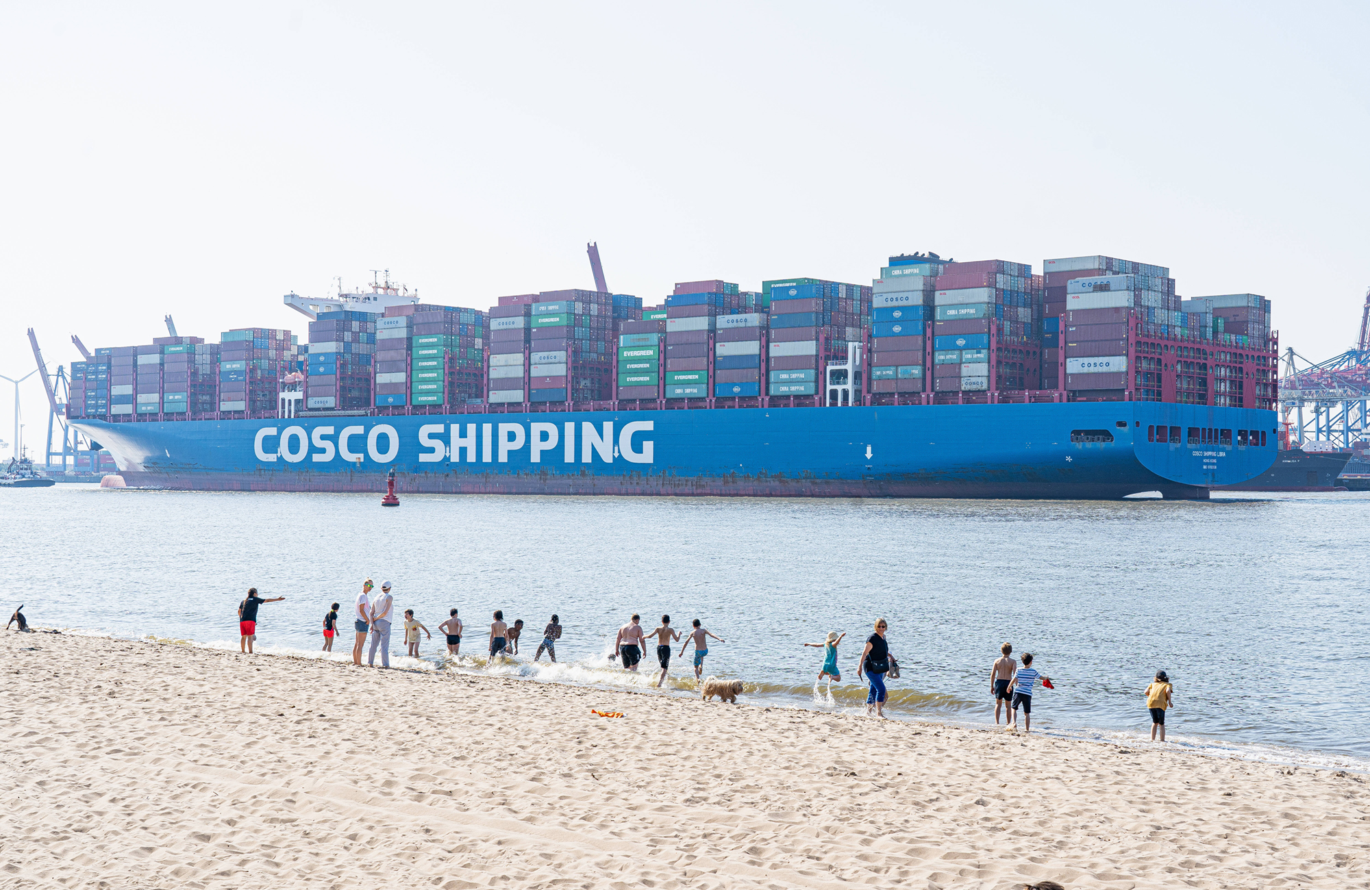 Das mit 399 Metern Länge zu den größten Containerschiffen der Welt gehörende Cosco Shipping Libra erreicht den Hamburger Hafen. Foto: IMAGO / Chris Emil Janßen
