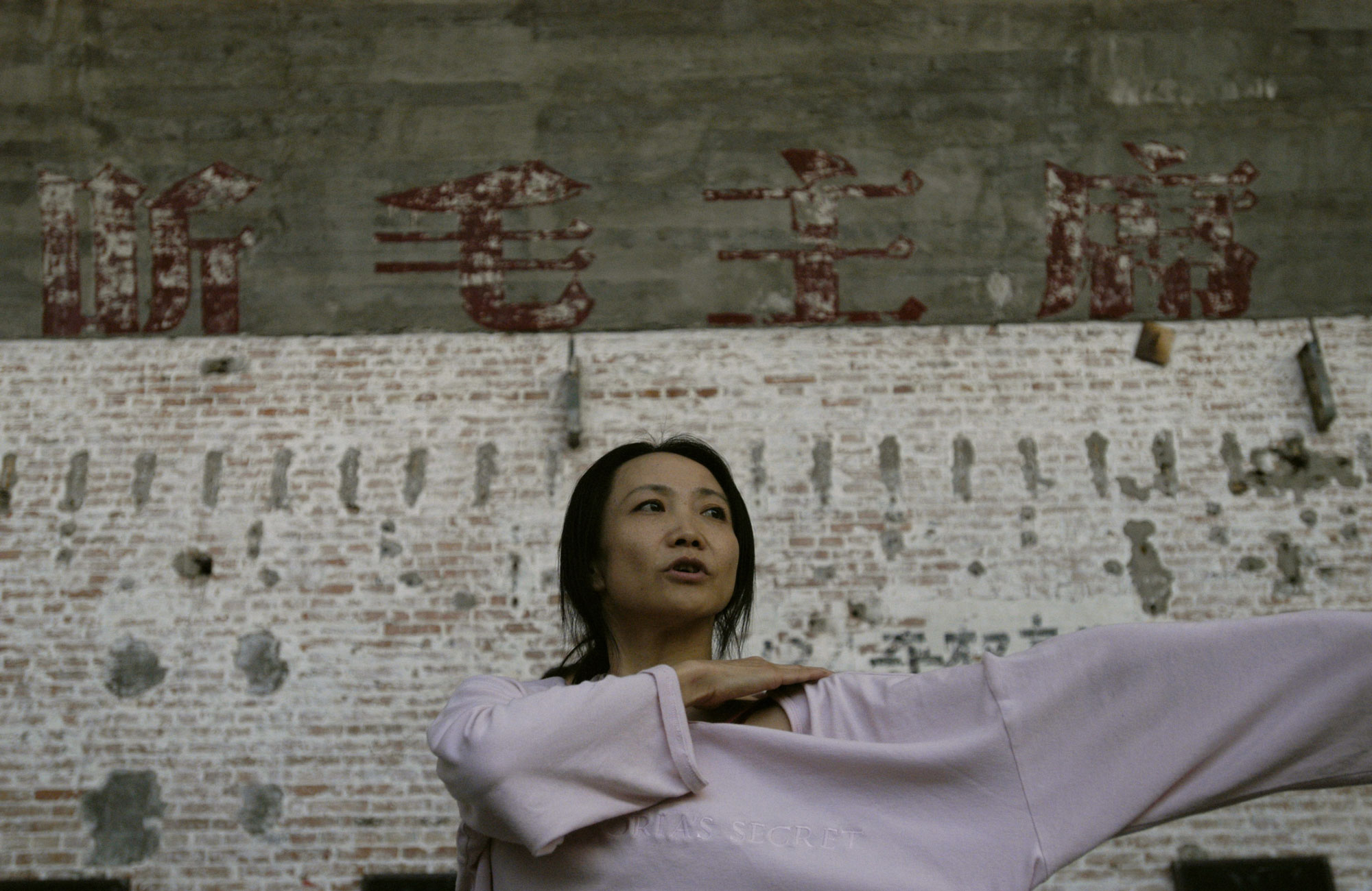 Wen Hui gehört zur Avantgarde des Tanztheaters in China und ist Mitbegründerin des Living Dance Studio, der ersten unabhängigen Tanztheatergruppe des Landes. In ihre Choreografien bezieht sie Elemente des Dokumentarfilms und Themen aus der chinesischen Alltagswelt ein. Besonders beschäftigt sie dabei, welche Spuren Geschichte auf den menschlichen Körpern hinterlässt und diese zu „reflektierenden Archiven“ macht. Foto: © Richy Wong