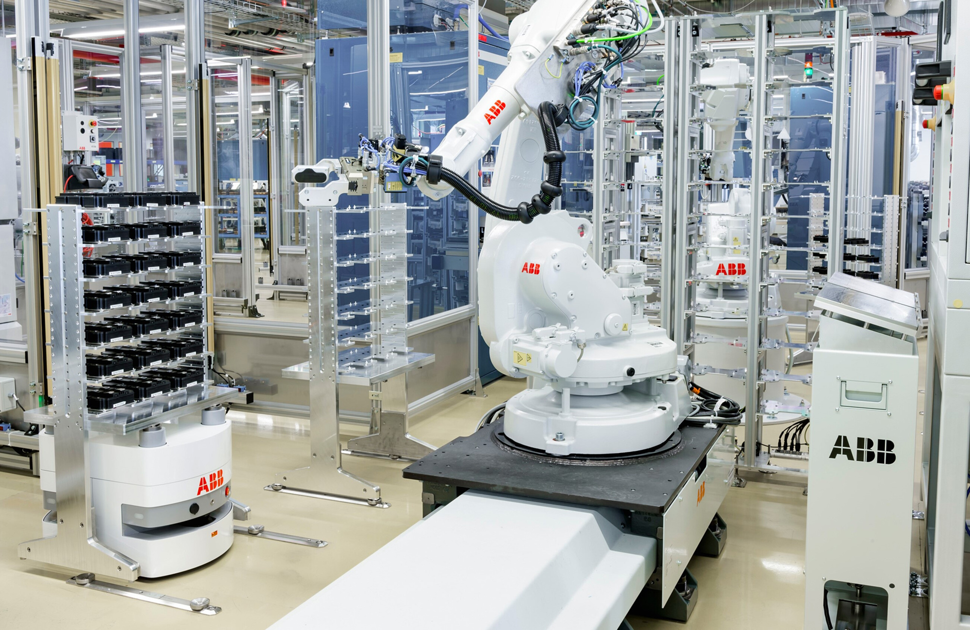 Roboterhersteller wie ABB, FANUC und KUKA schulen in Robotikkursen jedes Jahr zwischen 10.000 und 30.000 Teilnehmer in mehr als 30 Ländern. Im Bild: Mobile BlueBotics mini™-Roboter im Einsatz in der Halbleiterfabrik von ABB in Lenzburg, Schweiz. Foto: © ABB