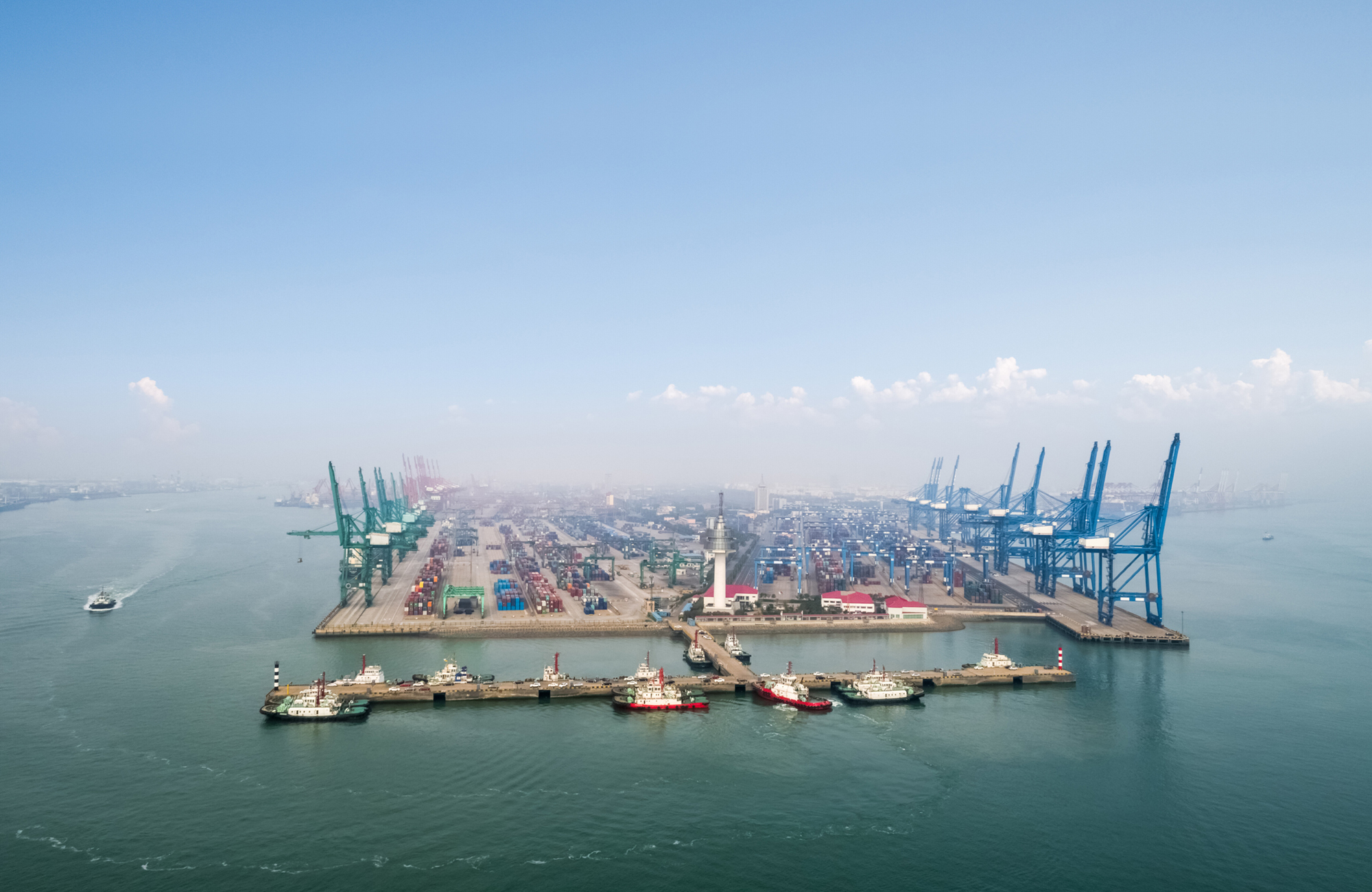 45 Prozent der Anteile am Tianjin Container Terminal (Foto) gehören nach Abwicklung aller Formalitäten dann der chinesischen Reederei COSCO. Foto: IMAGO / agefotostock