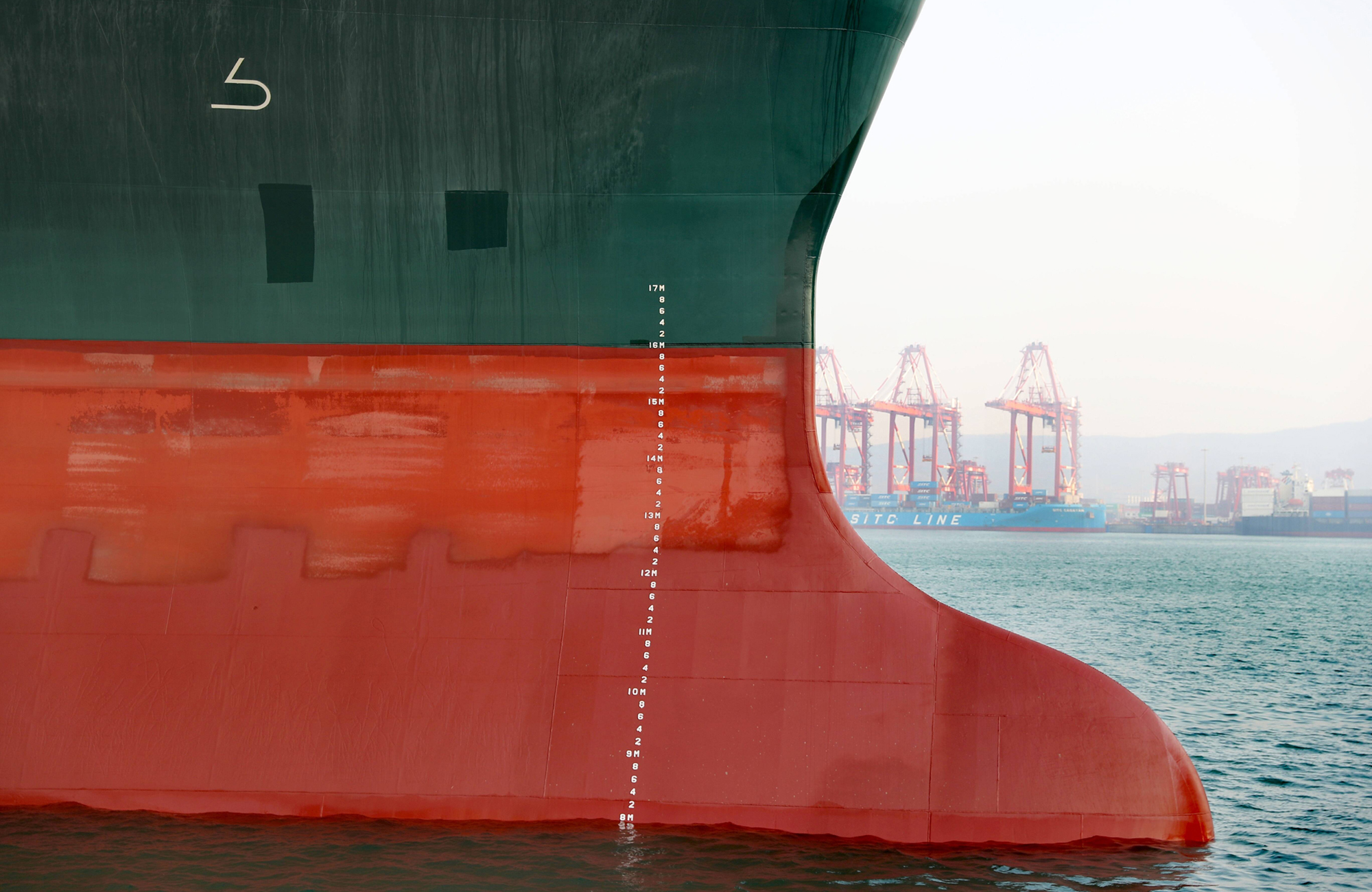Das Containerschiff Ever Given der Reederei Evergreen im November 2021 im Hafen von Qingdao. Das Schiff, das Anfang des Jahres den Verkehr im ägyptischen Suezkanal blockiert hatte, wurde dort repariert und startete am 14. November erneut auf seiner Frachtroute zwischen Asien und Europa. Foto: IMAGO / VCG