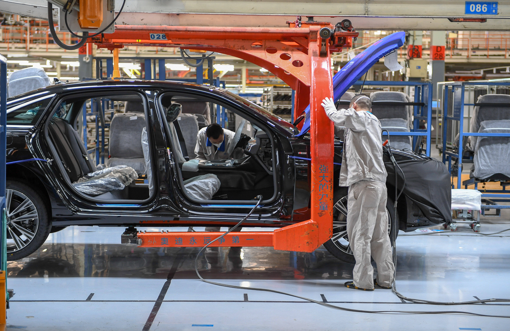 FAW-Volkswagen Automobile Co., Ltd., Changchun: Arbeiter montieren den Audi A6 L (Aufnahme vom 17. Februar 2020). In Changchun starten die Kooperationspartner Audi und FAW jetzt mit dem Bau einer neuen Fabrik für vollelektrische Audi-Modelle. Foto: IMAGO / Xinhua (Zhang Nan)