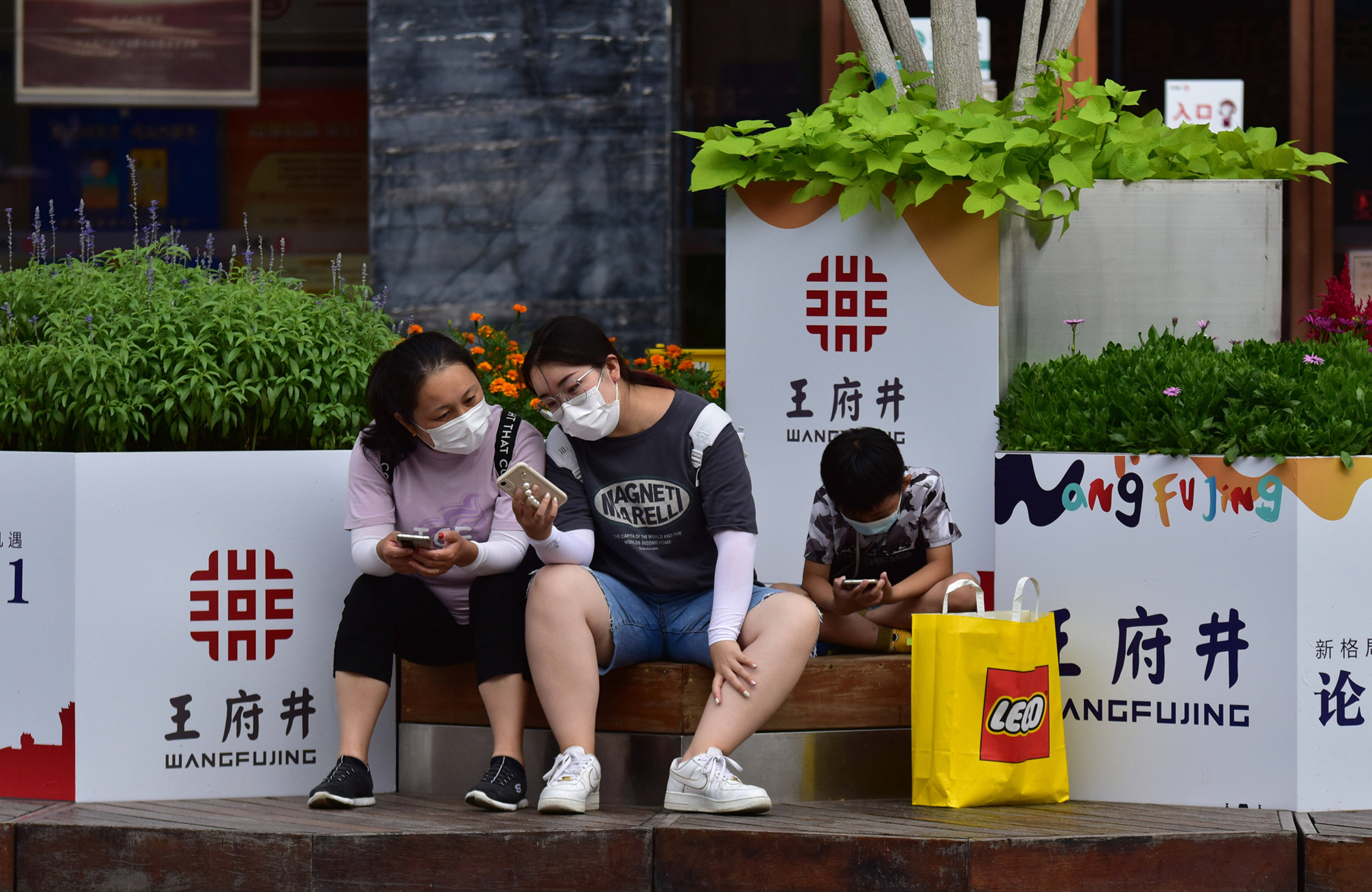 Der stationäre Handel in der Einkaufsmeile Wangfujing in Peking ist bei Touristen noch gefragt. Foto: IMAGO / ZUMA Wire (Sheldon Cooper)